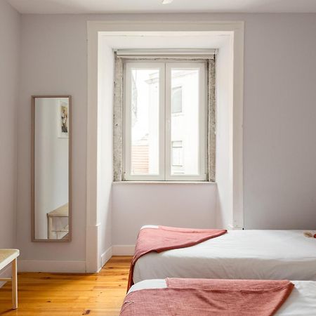 Апартаменты Joivy Inviting Flat Next To Carmo Convent Лиссабон Экстерьер фото