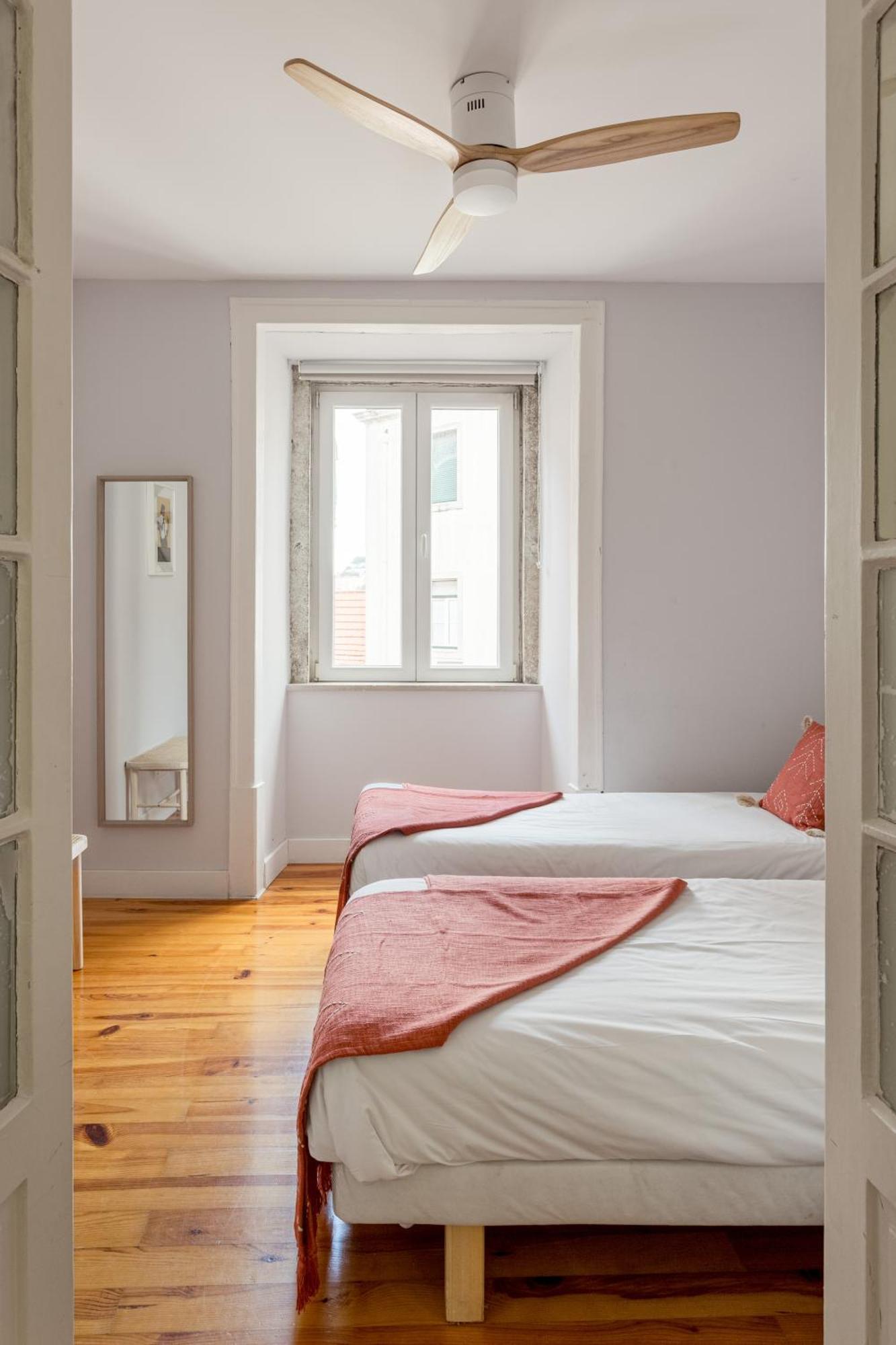 Апартаменты Joivy Inviting Flat Next To Carmo Convent Лиссабон Экстерьер фото